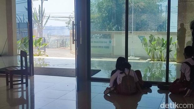 Siswa SD 4 Ngaliyan dipulangkan usai sekolah terdampak asap kebakaran TPA Jatibarang, Semarang, Selasa (19/9/2023).