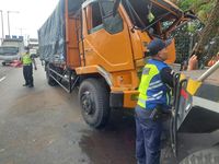 Kecelakaan Beruntun Di Exit Tol Priok Jakut, 3 Truk Rusak