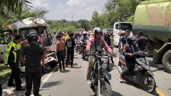 Kecelakaan maut terjadi antara mobil ambulans dengan truk CPO di lintas Pekanbaru-Duri, Bengkalis. (Istimewa).