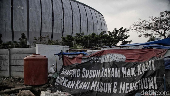 Tenda tempat tinggal sementara warga Kampung Bayam akan dibongkar terkait adanya Piala Dunia U-17 di JIS. Lalu bagaimana nasib warganya?