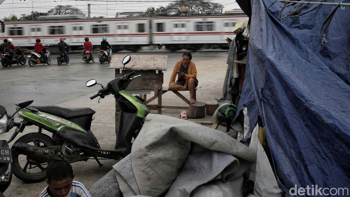 Kegelisahan Warga Kampung Bayam Jelang Pembongkaran Tenda Darurat Tenda tempat tinggal sementara warga Kampung Bayam akan dibongkar terkait adanya Piala Dunia U-17 di JIS. Lalu bagaimana nasib warganya?