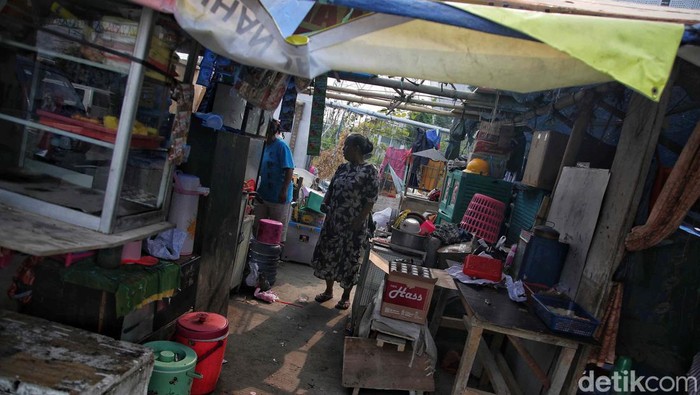 Kegelisahan Warga Kampung Bayam Jelang Pembongkaran Tenda Darurat Tenda tempat tinggal sementara warga Kampung Bayam akan dibongkar terkait adanya Piala Dunia U-17 di JIS. Lalu bagaimana nasib warganya?