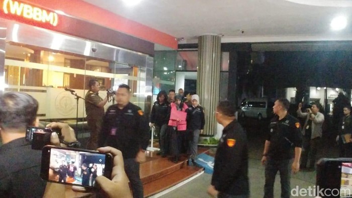 Kejagung menetapkan Direktur Operasional II PT Bukaka Teknik Utama Sofiah Balfas tersangka. (Kurniawan/detikcom)