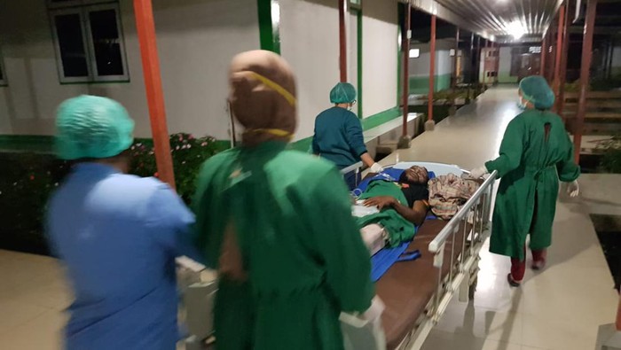 KKB menembak dua orang warga sipil bernama Regina Bitdana (50) dan Jonas Kalakmabin (35) di Pegunungan Bintang.