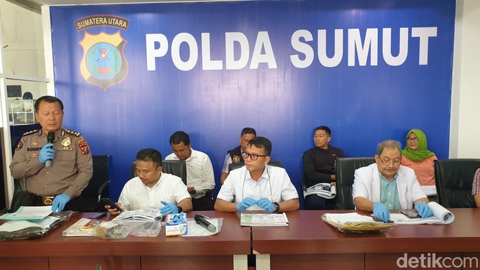 Konferensi pers kematian mahasiswi USU Mahira Dinabila (19) yang tewas di rumahnya di Medan. (Goklas Wisely/detikSumut)