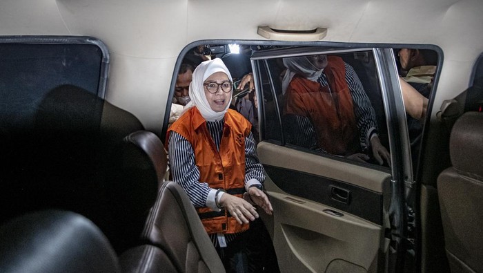 KPK tahan mantan Dirut Pertamina Karen Agustiawan Tersangka kasus dugaan korupsi liquefied natural gas (LNG) atau gas alam cair Karen Agustiawan memasuki mobil tahanan usai ditetapkan menjadi tersangka terkait kasus tersebut di gedung Merah Putih KPK, Jakarta, Selasa (19/9/2023). KPK menahan Mantan Direktur Utama (Dirut) Pertamina Karen Agustiawan karena terbukti bersalah melakukan tindak pidana korupsi yang merugikan negara sebesar Rp2,1 triliun. ANTARA FOTO/Muhammad Adimaja/YU