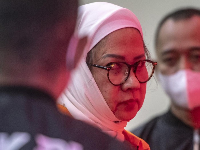 Tersangka kasus dugaan korupsi liquefied natural gas (LNG) atau gas alam cair Karen Agustiawan memasuki mobil tahanan usai ditetapkan menjadi tersangka terkait kasus tersebut di gedung Merah Putih KPK, Jakarta, Selasa (19/9/2023). KPK menahan Mantan Direktur Utama (Dirut) Pertamina Karen Agustiawan karena terbukti bersalah melakukan tindak pidana korupsi yang merugikan negara sebesar Rp2,1 triliun. ANTARA FOTO/Muhammad Adimaja/YU