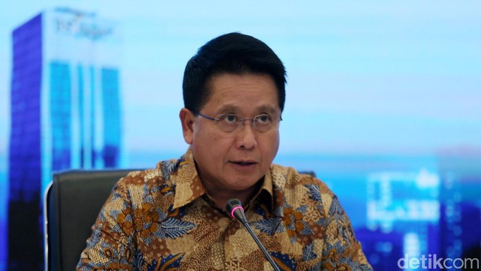 Direktur Utama PT Bank Syariah Indonesia Tbk (BSI) Hery Gunardi (tengah), didampingi Wakil Direktur Utama BSI Bob T Ananta (dua kiri), Direktur Compliance & Human Capital BSI Tribuana Tunggadewi (kiri), Direktur Finance & Strategy BSI Ade Cahyo Nugroho (dua kanan) dan Direktur Sales & Distribution BSI Anton Sukarna (kanan) tengah berbincang saat memaparkan kinerja BSI di kuartal II/2023 di Jakarta, Selasa (19/9). Hingga Juni 2023 BSI berhasil menjaga kinerja yang solid melalui akselerasi strategi bisnis, dimana perseroan mencatatkan pertumbuhan laba yang signifikan sebesar 32,41% menjadi Rp2,82 triliun dibanding periode yang sama tahun lalu.