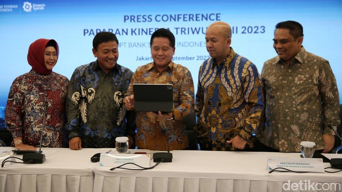 Laba BSI Melesat 32,41 % Jadi Rp 2,82 T Direktur Utama PT Bank Syariah Indonesia Tbk (BSI) Hery Gunardi (tengah), didampingi Wakil Direktur Utama BSI Bob T Ananta (dua kiri), Direktur Compliance & Human Capital BSI Tribuana Tunggadewi (kiri), Direktur Finance & Strategy BSI Ade Cahyo Nugroho (dua kanan) dan Direktur Sales & Distribution BSI Anton Sukarna (kanan) tengah berbincang saat memaparkan kinerja BSI di kuartal II/2023 di Jakarta, Selasa (19/9). Hingga Juni 2023 BSI berhasil menjaga kinerja yang solid melalui akselerasi strategi bisnis, dimana perseroan mencatatkan pertumbuhan laba yang signifikan sebesar 32,41% menjadi Rp2,82 triliun dibanding periode yang sama tahun lalu.