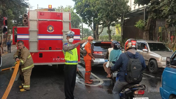 Lalin Macet di Sekitar Cilandak KKO Imbas Penanganan Kebakaran 6 Rumah