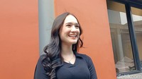 Laura Moane adalah selebritas muda yang belakangan dikaitkan dengan Al Ghazali. Ia menegaskan dekat sekadar biasa saja dengan Al Ghazali.  (Foto: febryantino nur pratama)