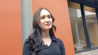 Laura Moane tak punya ekspektasi lebih terkait kedekatan dengan Al Ghazali, lantaran dirinya cuma ingin memperluas jaringan di Jakarta. Kebetulan ia memang baru di Ibu Kota setelah pindah dari Semarang. (Foto: febryantino nur pratama)