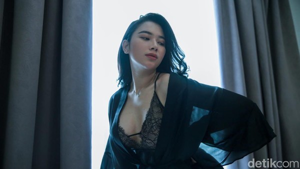 7 Gaya Seksi Lisa Oktaviani Aspri Hotman Paris Pakai Lingerie