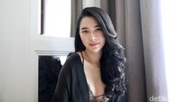 Lisa Oktaviani mengakui hitam adalah warna kesukaannya untuk pakaian. (Foto: Chelsea Olivia Daffa)