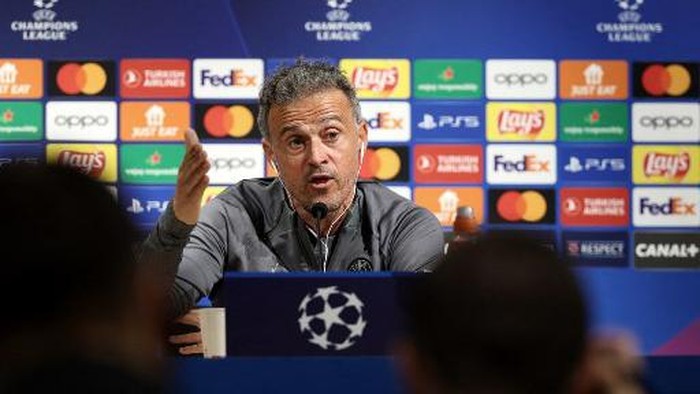 Paris Saint-Germains Spanish head coach Luis Enrique gives a press conference in Poissy, west of Paris, on September 18, 2023, on the eve of their UEFA Champions League Matchday 1 football match against Borussia Dortmund. (Photo by FRANCK FIFE / AFP)