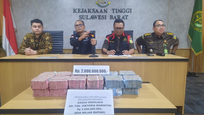Direktur PT Virtual Inter Komunika (VIK) Viktoria Marinton yang menjadi tersangka kasus korupsi pengadaan alat laboratorium Universitas Sulawesi Barat (Unsulbar) mengembalikan uang hasil korupsi senilai Rp 2 miliar.