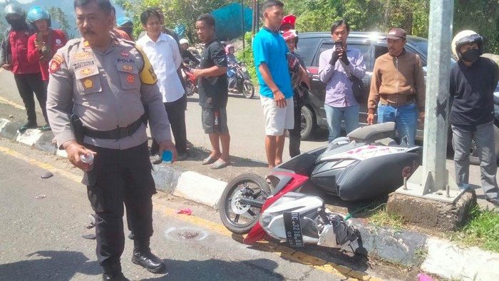 Seorang guru ASN bernama Sanasiah (53) di Kabupaten Mamuju, Sulawesi Barat (Sulbar) tewas usai motor dikendarainya ditabrak truk tangki yang memuat solar.