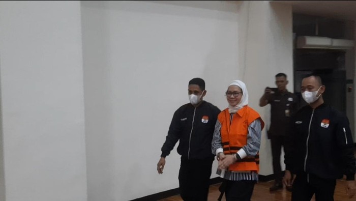 Mantan Direktur Utama (Dirut) Pertamina Karen Agustiawan  jadi tersangka dan ditahan di kasus LNG