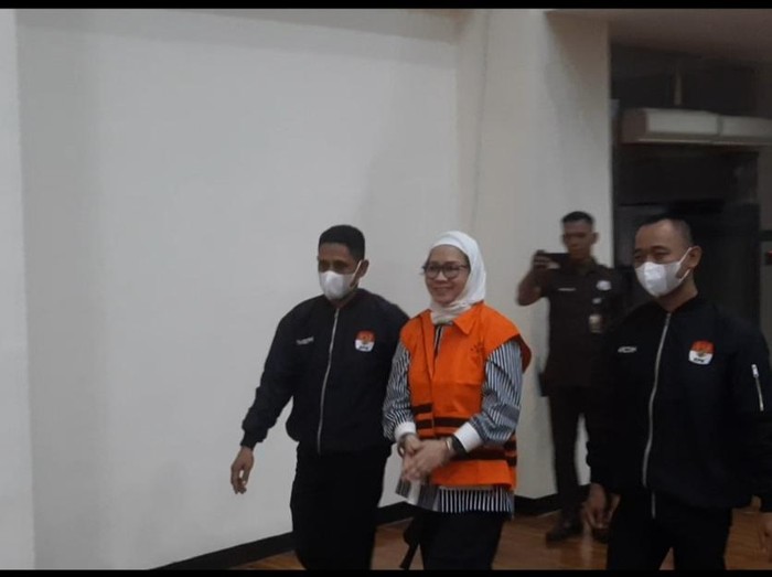 Mantan Direktur Utama (Dirut) Pertamina Karen Agustiawan  jadi tersangka dan ditahan di kasus LNG