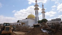 Dalam potret terbaru, berkubah kuning dengan dua menara itu tampak masih kokoh berdiri. (REUTERS/Amr Alfiky)