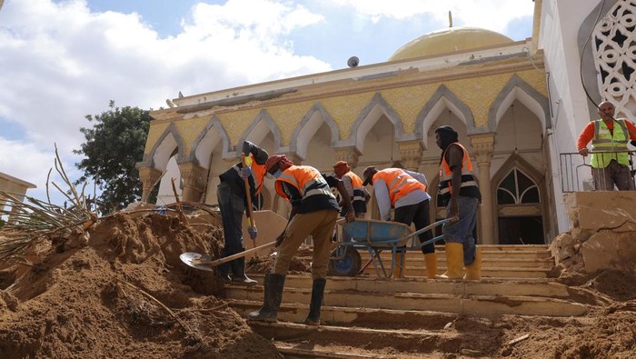 Masjid Al Sahaba Derna Tetap Kokoh Usai Banjir Bandang Libya Workers move piles of mud and dirt outside a mosque following fatal floods in Derna, Libya, September 18, 2023. REUTERS/Amr Alfiky