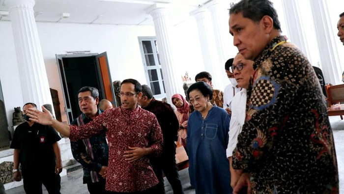 Megawati Soekarnoputri ditemani Mendikbud Ristek Nadiem Makarim mengecek Museum Nasional yang terbakar.