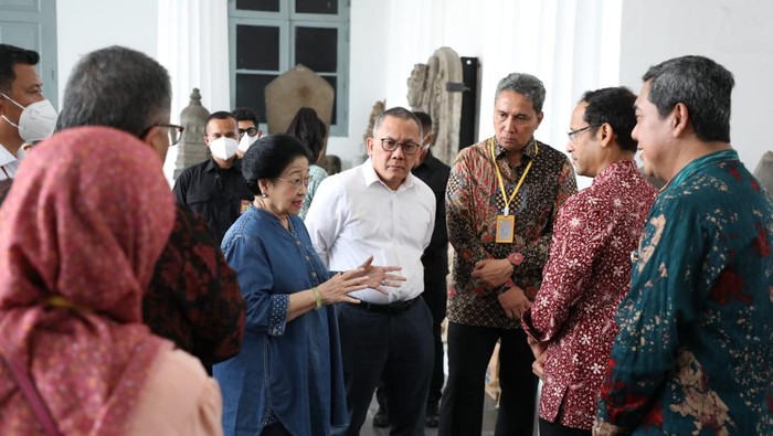 Megawati Soekarnoputri ditemani Mendikbud Ristek Nadiem Makarim mengecek Museum Nasional yang terbakar.