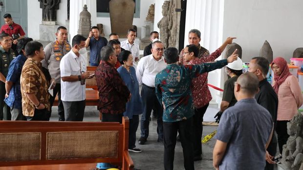 Megawati Soekarnoputri ditemani Mendikbud Ristek Nadiem Makarim mengecek Museum Nasional yang terbakar.
