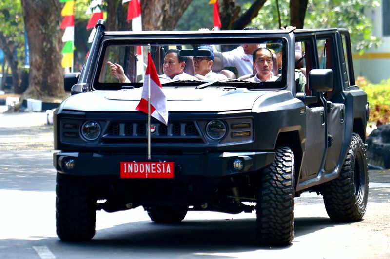 Menhan Prabowo Subianto menyopiri rantis Maung yang ditumpangi Presiden Jokowi di PT Pindad, Bandung, Jabar, Selasa (19/9/2023).