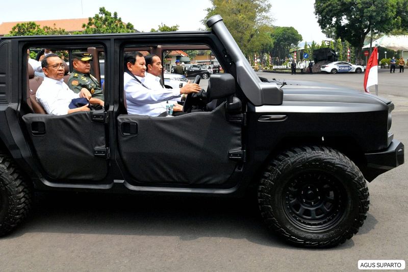 Menhan Prabowo Subianto menyopiri rantis Maung yang ditumpangi Presiden Jokowi di PT Pindad, Bandung, Jabar, Selasa (19/9/2023).