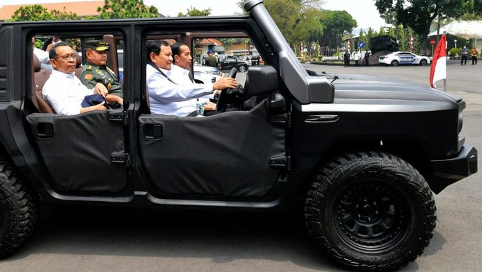 Menhan Prabowo Subianto menyopiri rantis Maung yang ditumpangi Presiden Jokowi di PT Pindad, Bandung, Jabar, Selasa (19/9/2023).