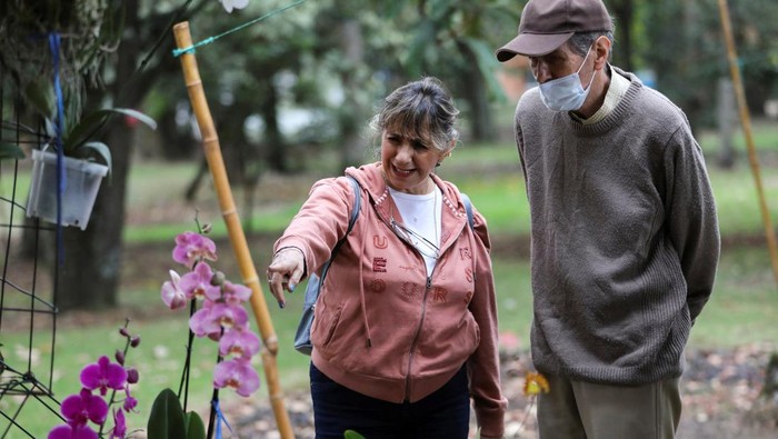 Menikmati Indahnya Warna-warni Anggrek Hiasi Bogota Kolombia People walk through the Botanical Garden during the first international Orchid Fair, in Bogota, Colombia September 14, 2023. REUTERS/Luisa Gonzalez