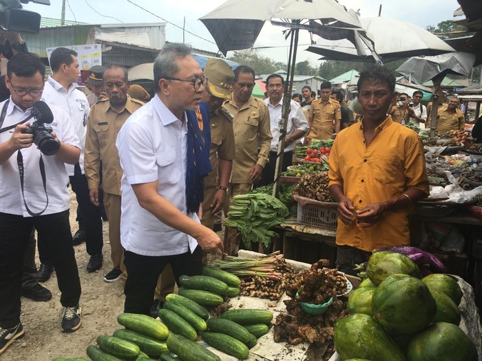 Menteri Perdagangan Zulkifli Hasan (Zulhas) meninjau Pasar Wakerow Waikabubak, Sumba Barat, NTT, Selasa (19/9/2023). Kunjungan kerja tersebut bertujuan untuk memastikan harga bahan pokok (bapok)stabil.