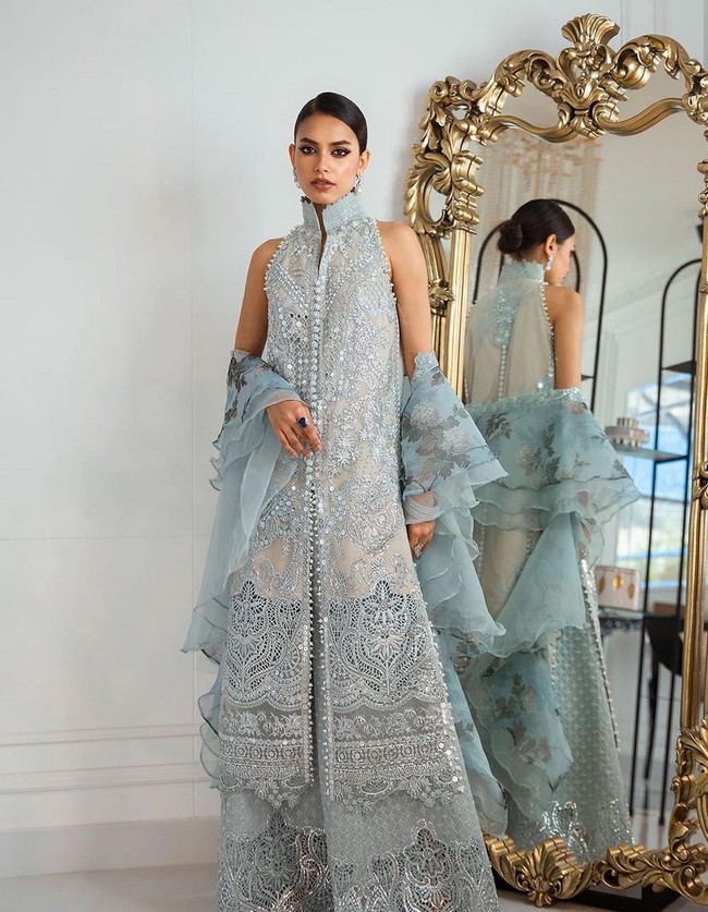 “Saya merasa terhormat menjadi Miss Universe Pakistan pertama saya ingin menonjolkan keindahan Pakistan. Kami memiliki budaya indah yang tidak diekspos media. Orang Pakistan sangat baik, murah hati, dan ramah,” ujarnya seperti dilansir Sputnik India. Foto: Instagram/@ericarobin_official