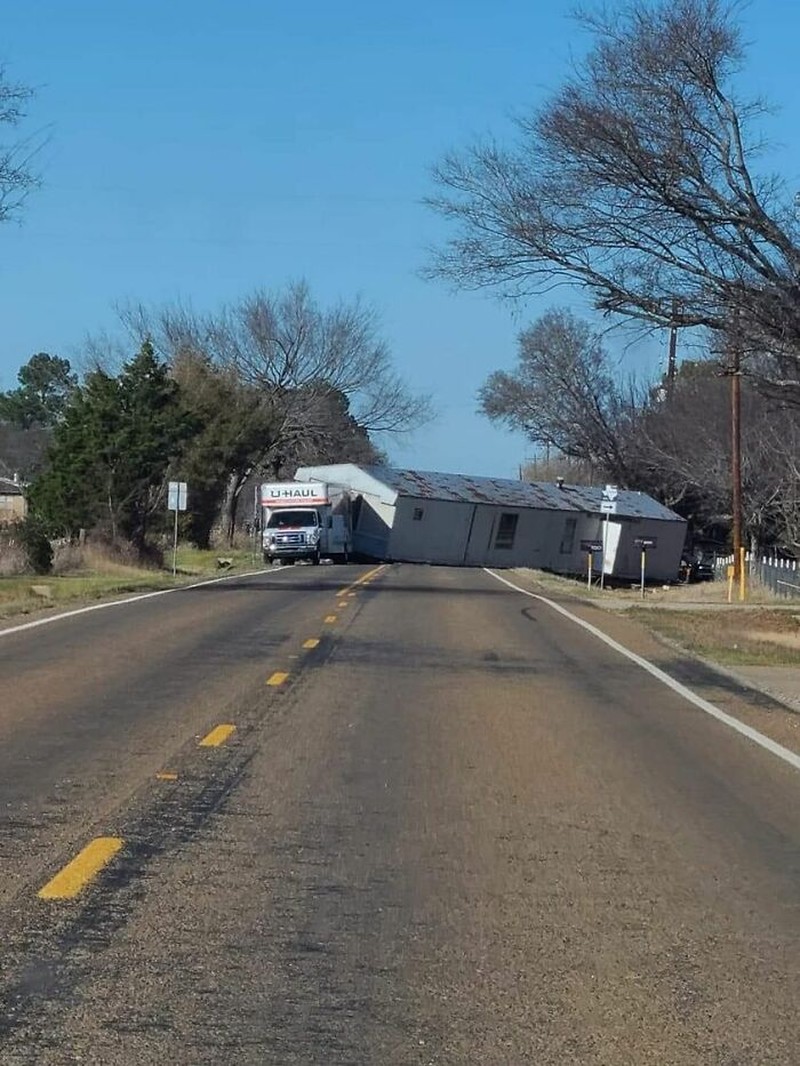 Mobil pengangkut paket