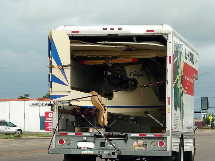 Mobil pengangkut paket