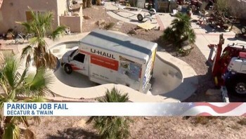 Drivernya terlalu bersemangat sampai nyemplung di kolam renang. Foto: Boredpanda