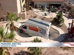 Deretan Foto Mobil Pengantar Paket yang Kocak dan Bikin Geleng-geleng