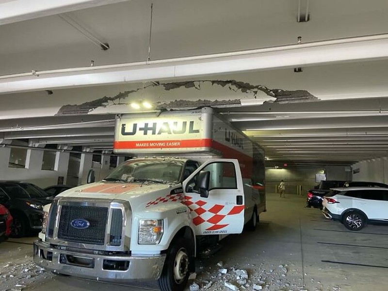 Mobil pengangkut paket