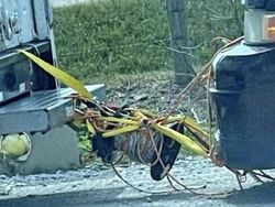 Deretan Foto Mobil Pengantar Paket yang Kocak dan Bikin Geleng-geleng