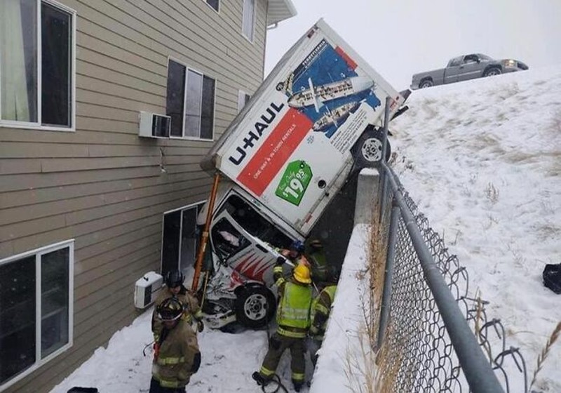 Mobil pengangkut paket