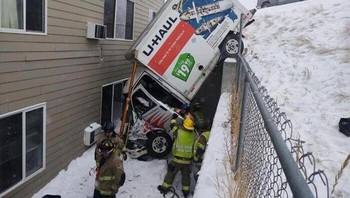 Mobilnya nyusruk gegara salju, Foto: Boredpanda