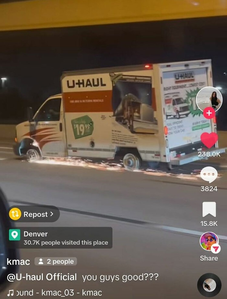 Mobil pengangkut paket