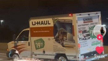 Demi paket diantar tepat waktu, jalan tanpa ban pun oke. Foto: Boredpanda 