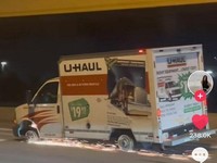 Mobil pengangkut paket