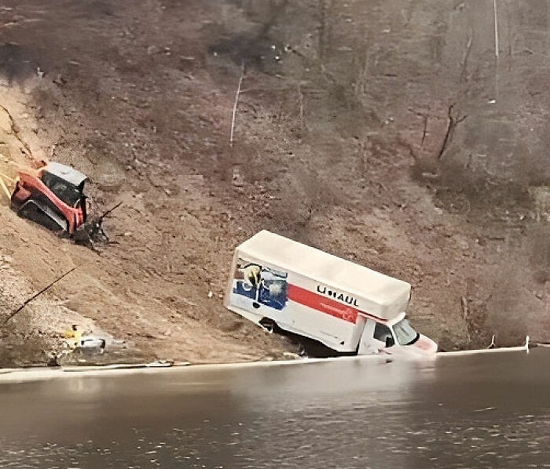 Mobil pengangkut paket