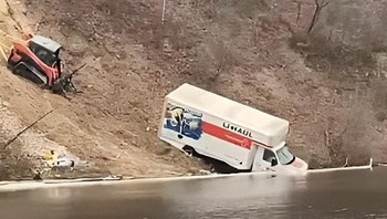 Mungkin mau mengantar paket untuk Aquaman. Foto: Boredpanda