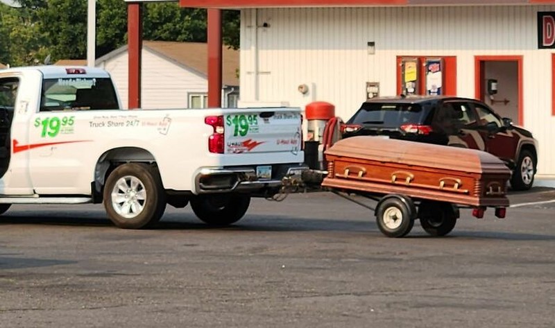 Mobil pengangkut paket