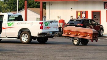 Pertanyaannya kenapa peti itu tidak dimasukan di bak mobil belakang ya? Foto: Boredpanda