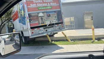 Tiang jalan pun takluk. Foto: Boredpanda